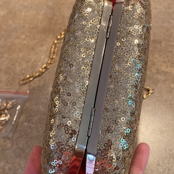 Womens gold clutch purse you can have the chain strap or tuck inside - Picture 6 of 10
